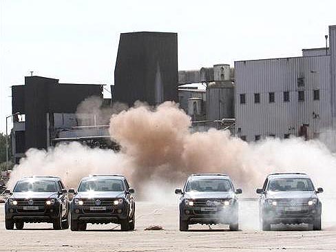 Пикапы Volkswagen Amarok снесли трубу весом 140 тонн - Volkswagen