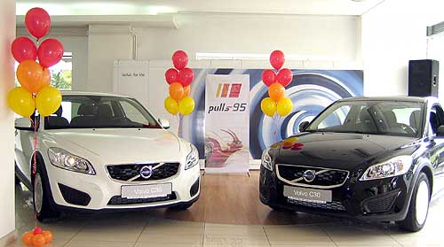 Во Львове вручили 2 автомобиля Volvo C30 победителям акции в сети «ОККО» - Volvo