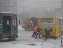На Востоке и Юге Украины сохраняется сложная обстановка на дорогах - пробка