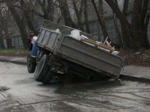 В Украине впервые чиновника осудили за ямы на дороге - штраф