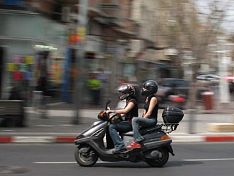 В России весной 2011 года введут права на скутер - скутер
