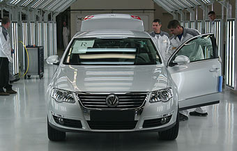 Volkswagen начал производство Passat и Skoda Octavia в России, но цены не изменил - Volkswagen