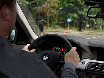Автомобили BMW помогут водителям проезжать перекрестки - BMW
