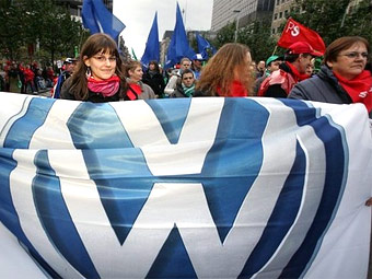 Volkswagen также сокращает производство - Volkswagen